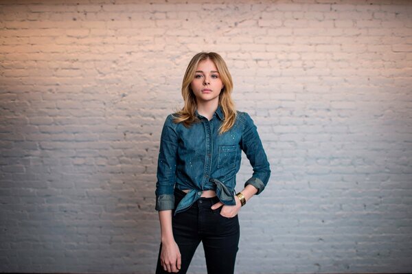 Chloe Grace Moretz na tle białej ściany