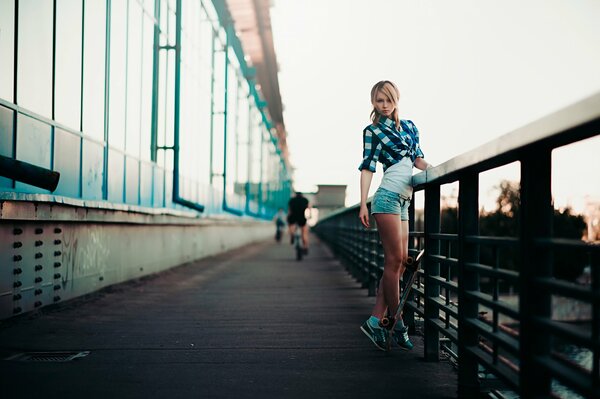 Fille mince sur le pont de la ville