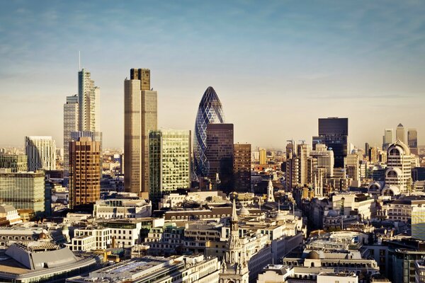 Das englische London mit seinen riesigen Wolkenkratzern