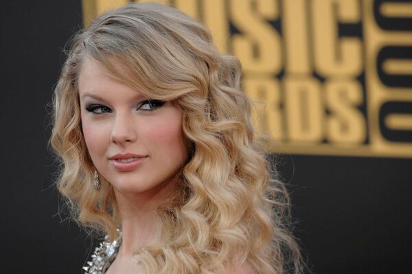 Taylor Swift at the awards. The singer shoots her eyes in the side