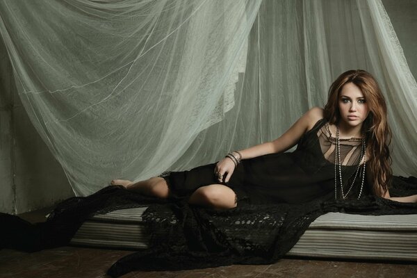 Красивая Майли Сайрус в черном платье