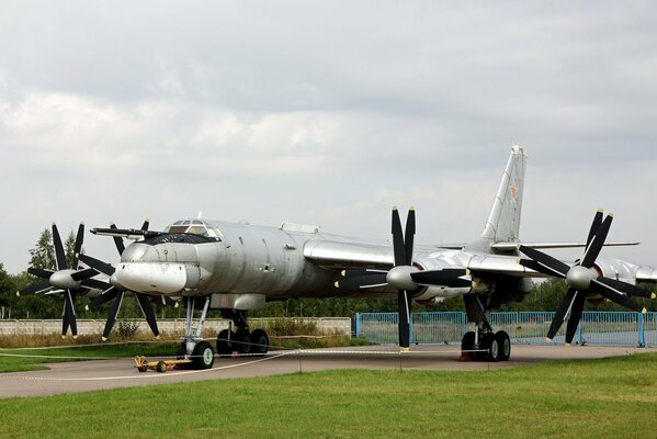 Samolot Tu-95MS wystawiony w Centralnym Muzeum Sił Powietrznych