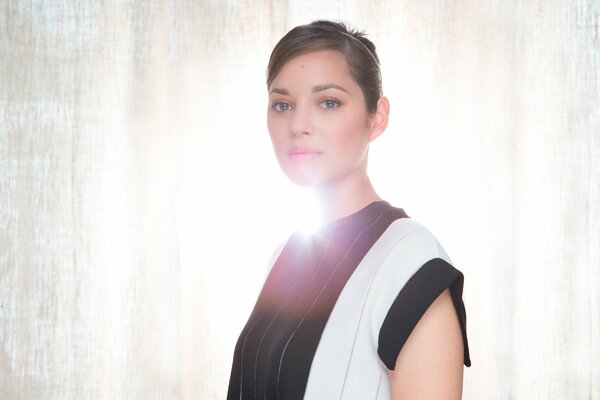 Marion Cotillard and the light behind her back