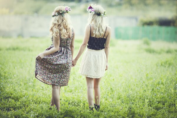 Due ragazze in abiti in natura