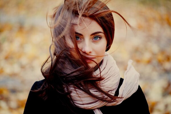 Ragazza in autunno sulla strada in piedi