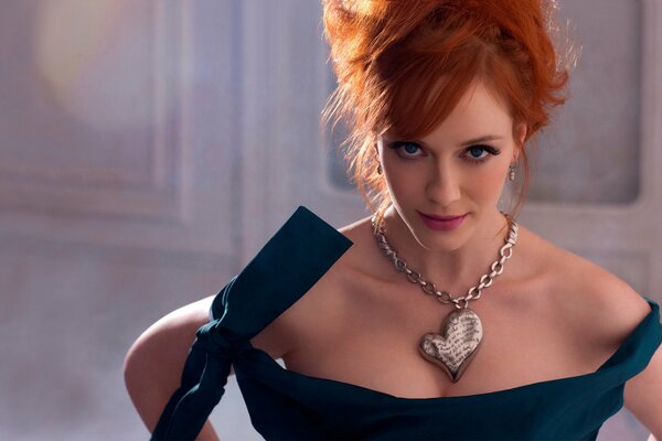 Christina Hendricks con un vestido con hombros descubiertos y un collar inusual