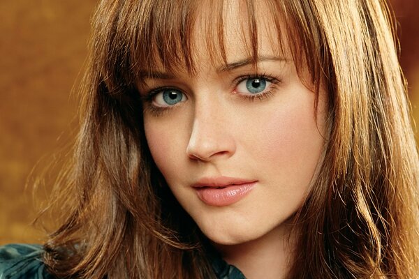 La actriz Alexis Bledel, de pelo oscuro con hermosos ojos