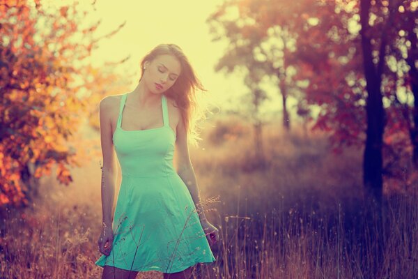 Chica en vestido corto azul en el campo