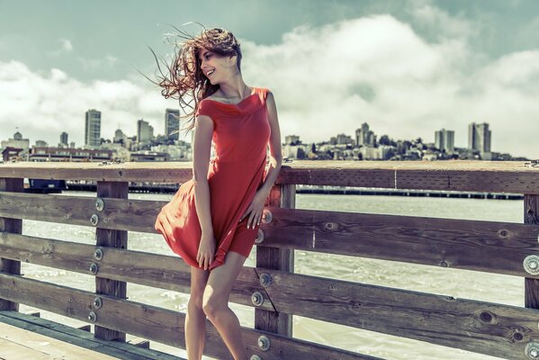 Natroenie Sonrisa , el vestido ondea el viento