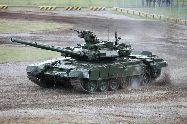 T-90 tank, exercises at the landfill in grzev conditions