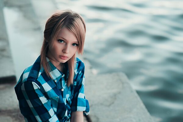 Emily Browning en una camisa a cuadros