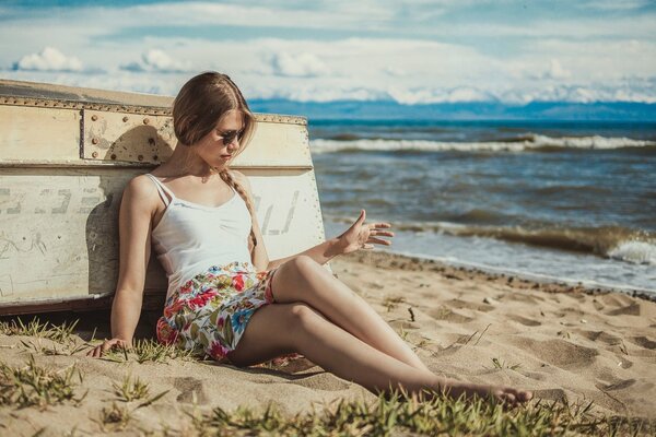 Chica en el mar descansando en un barco