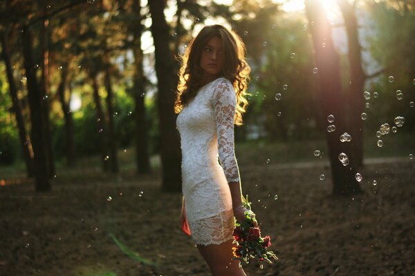 Ragazza in abito con bouquet