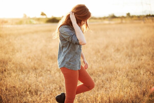 Fille Rousse dans le champ, dans l herbe