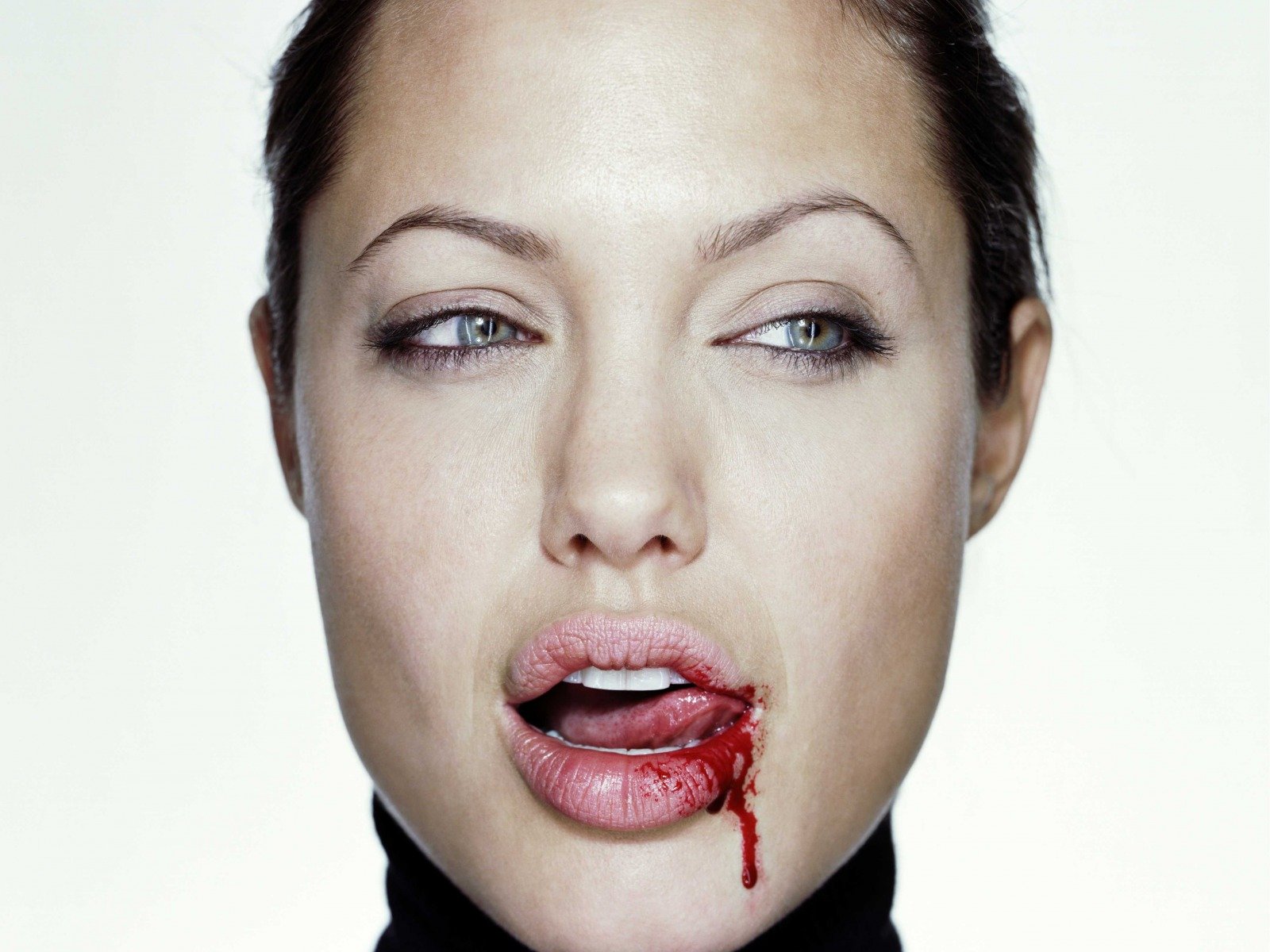 angelina jolie le sang les yeux