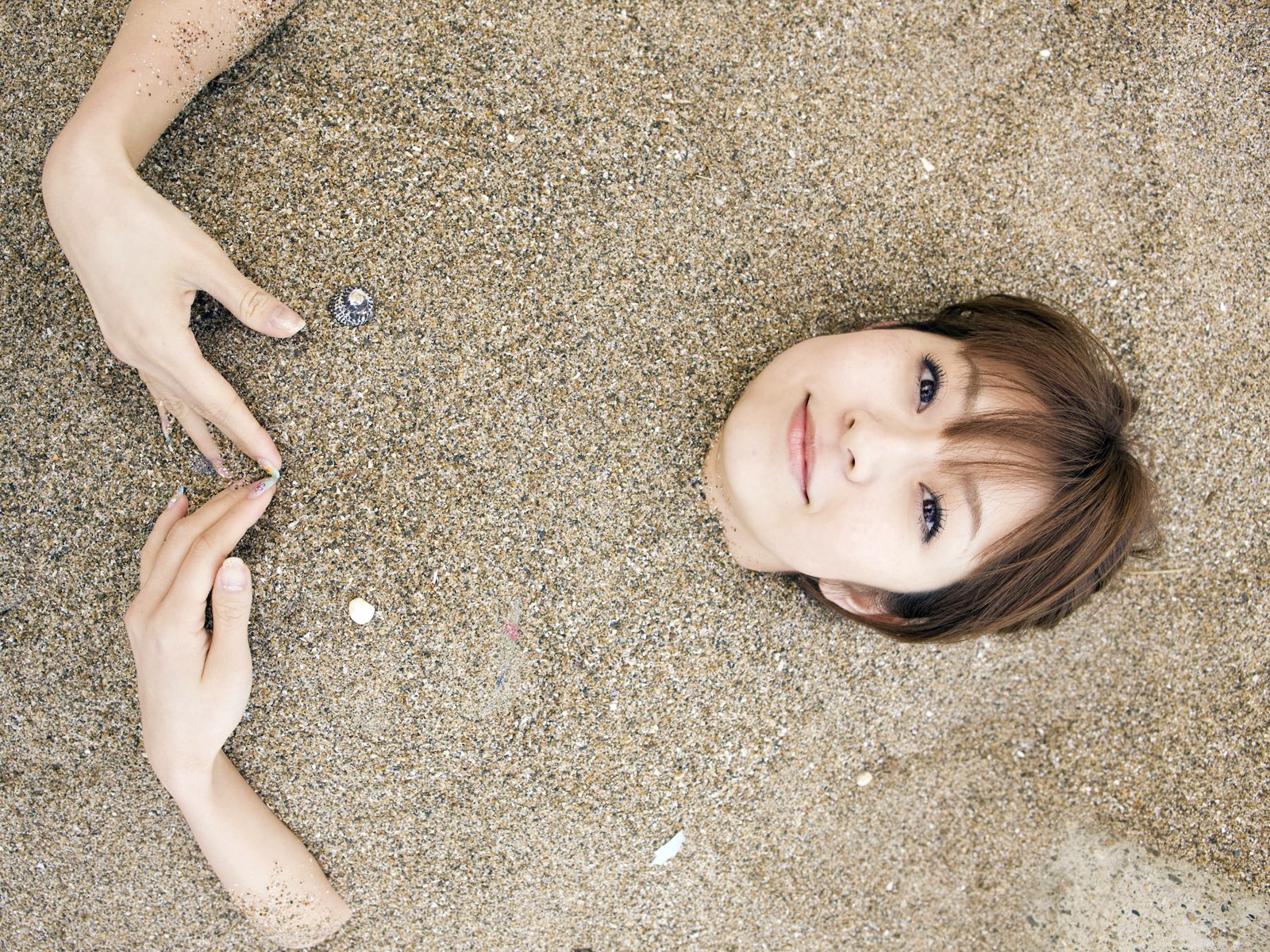 orihara mika sand hände strand japanisch