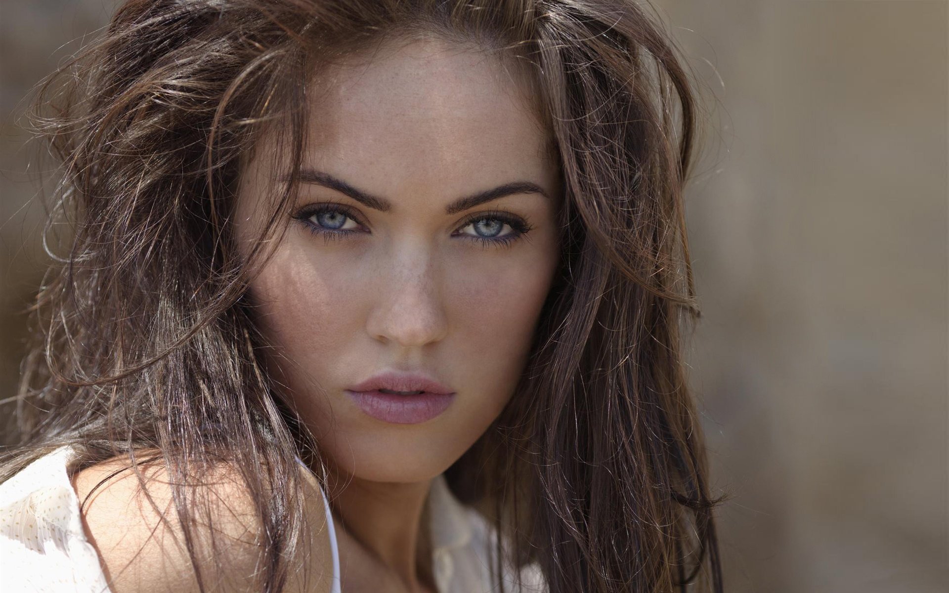 megan fox twarz niebieskie oczy piegi