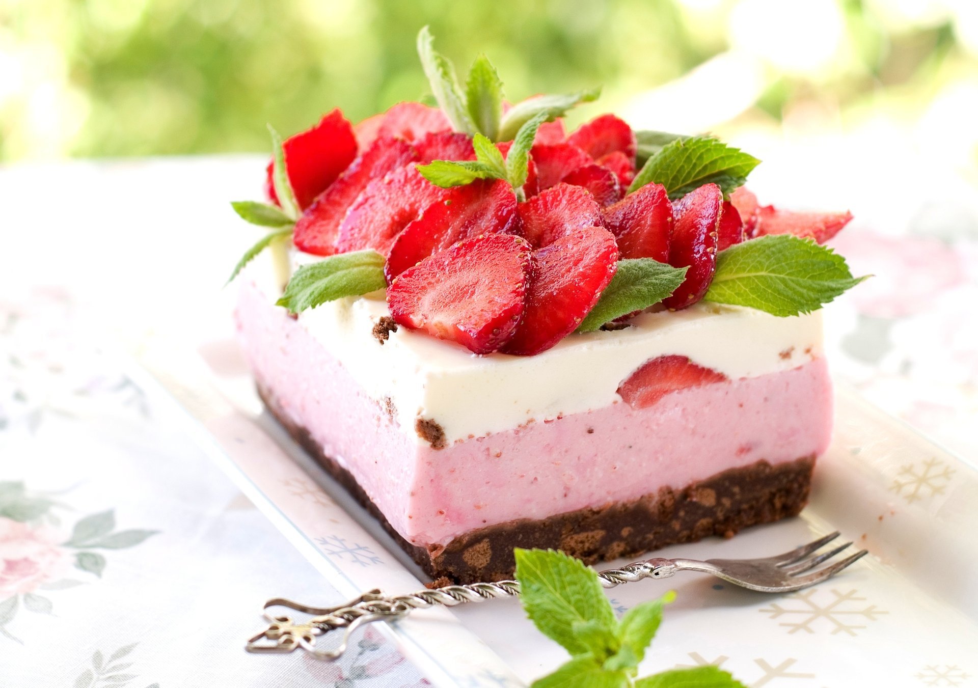 kuchen kuchen käsekuchen beeren minze erdbeere teller