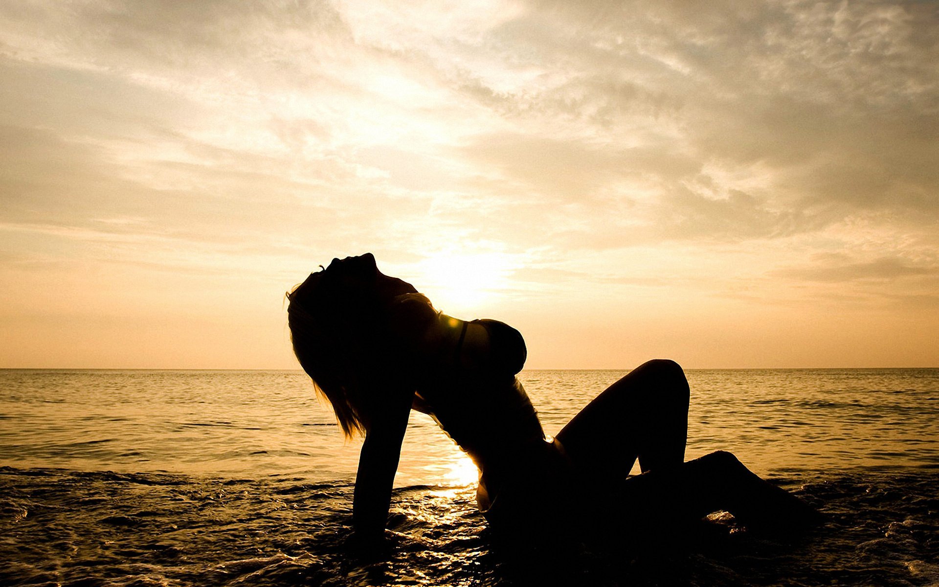 Девушка на пляже на закате