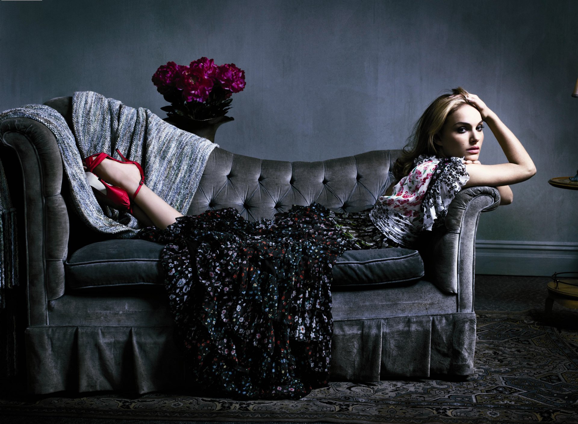 natalie portman sofa dress a bouquet of flower