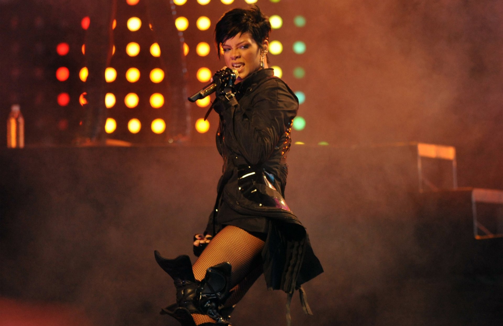 rihanna cantante microfono concerto