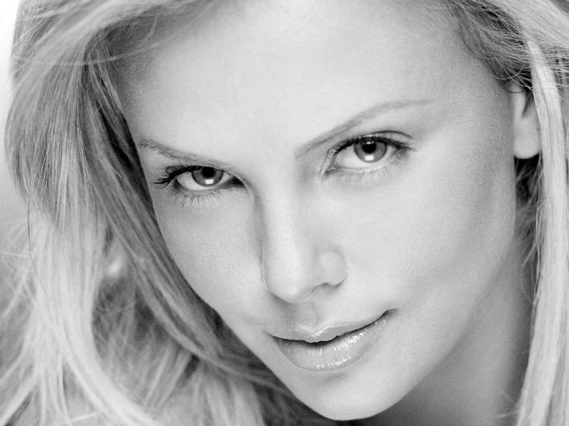 charlize theron actriz blanco y negro ojos