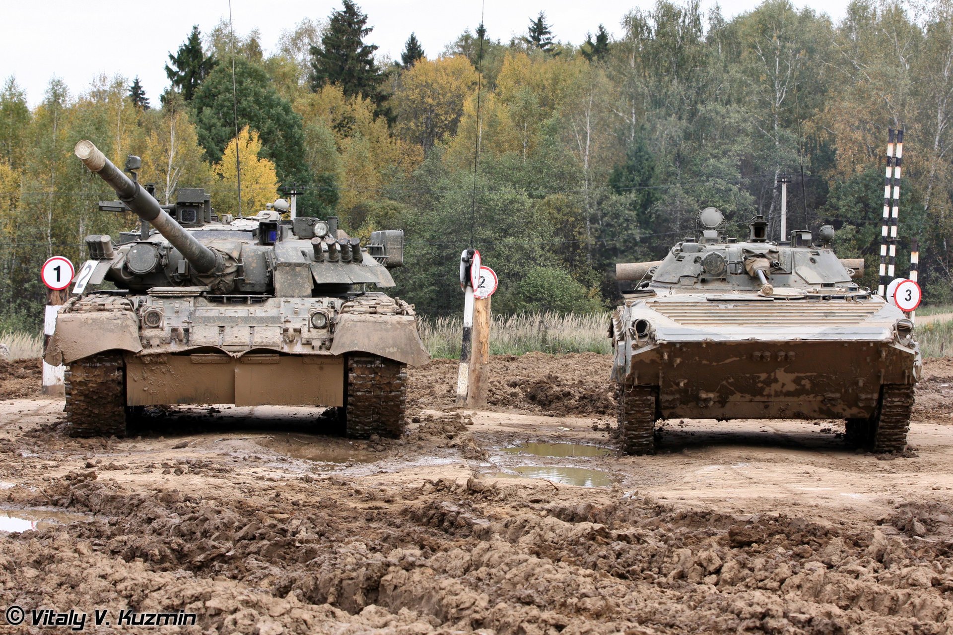 bmp-2 réservoirs polygone t-80u canons forêt boue