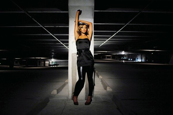 Keri Hilson posant dans le parking