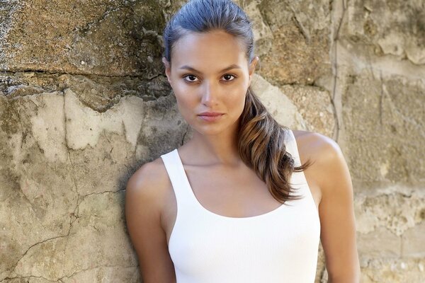 Regard lumineux d une fille en t-shirt blanc parmi les rochers