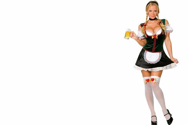 Ragazza in costume da cameriera con birra