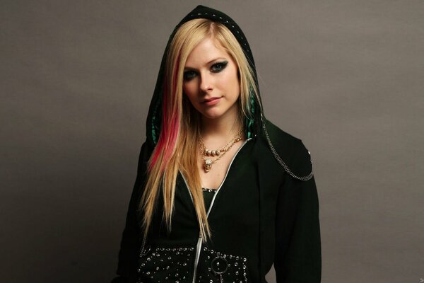 Avril Lavigne im schwarzen Hoodie