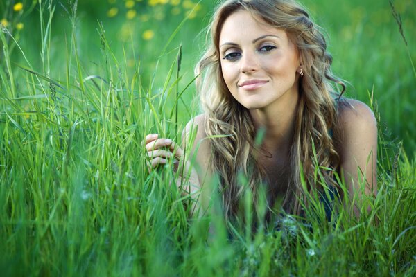 Foto Mädchen im Sommer im Gras