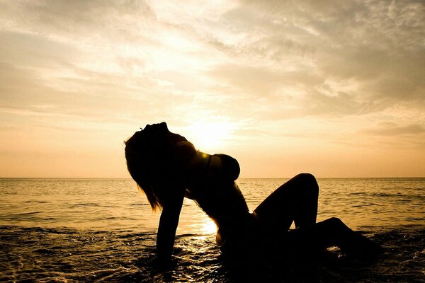 Mädchen im Meer auf Sonnenuntergang Hintergrund