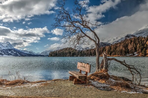 Lago y skomeikp en el paisaje invernal