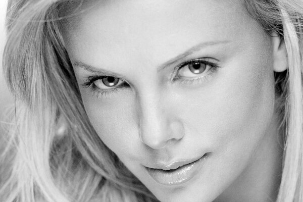 Charlize Theron actrice sur fond noir et blanc