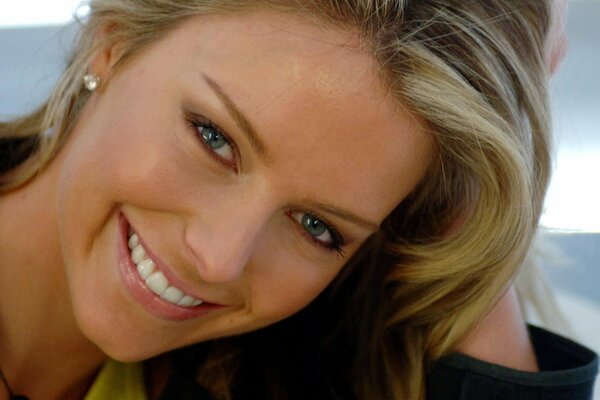 The starry smile of the star Jennifer Hawkins