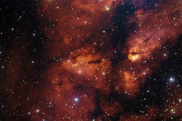 Cúmulo de estrellas en el fondo de la nebulosa en colores negro fuego