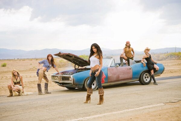 Chicas con botas en el fondo del desierto