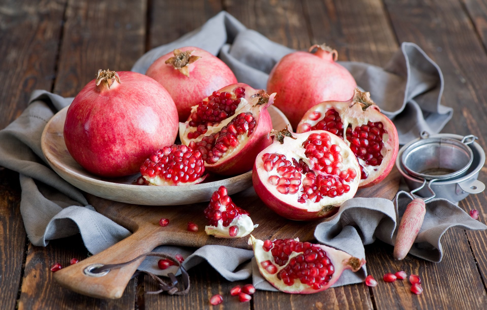 granadas vajilla frutas granos naturaleza muerta rojos