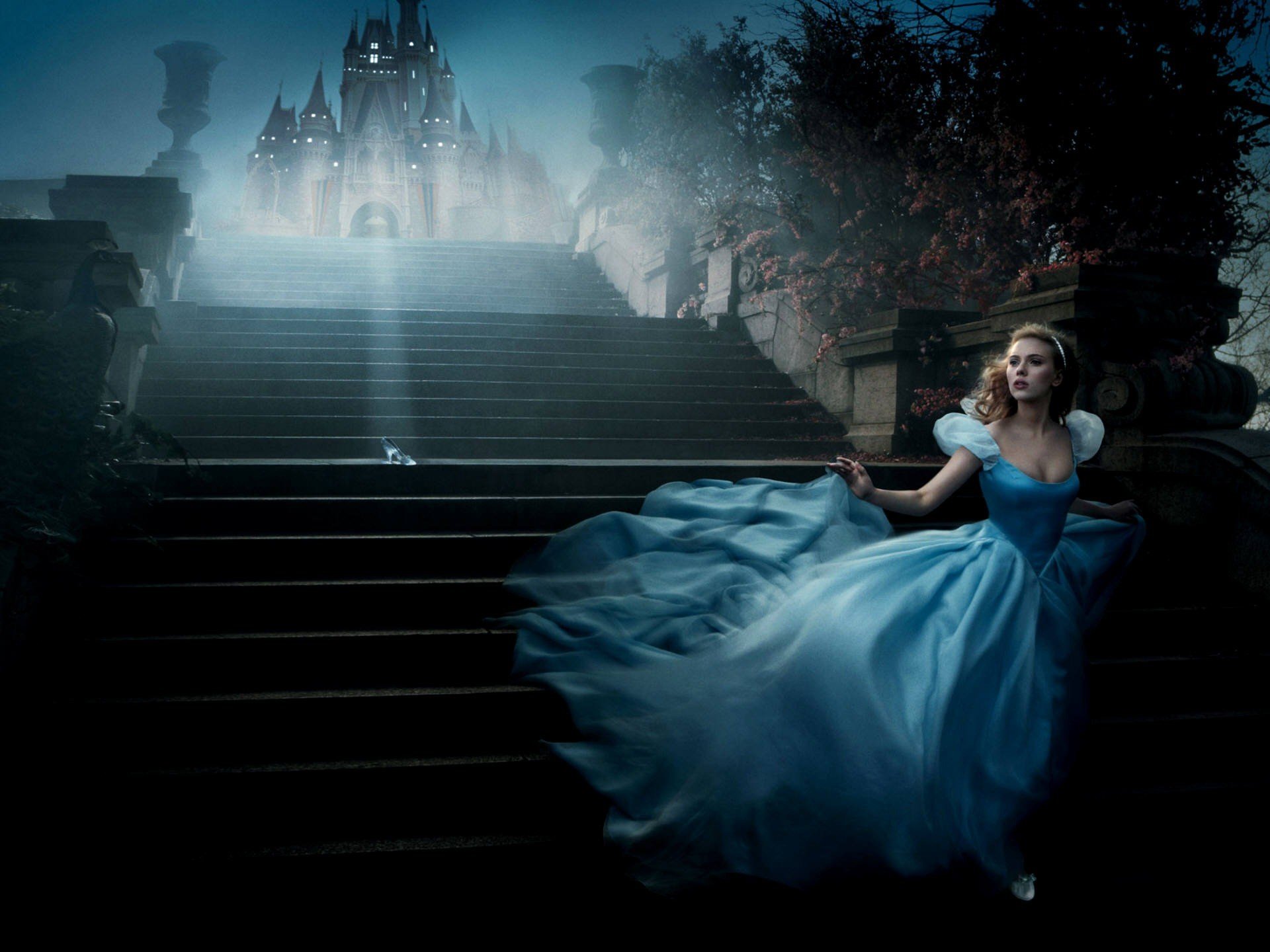 scarlet johanson guardaboschi vestito castello cenerentola