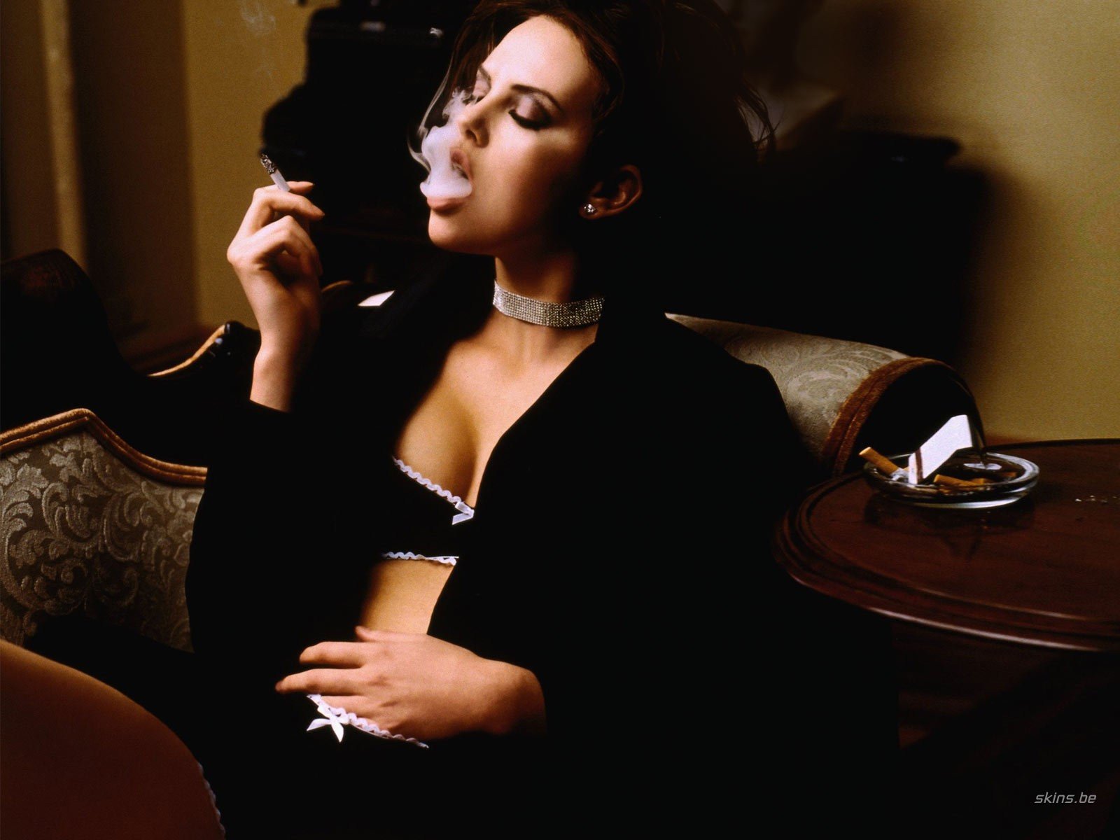 Курящая девушка в чулках