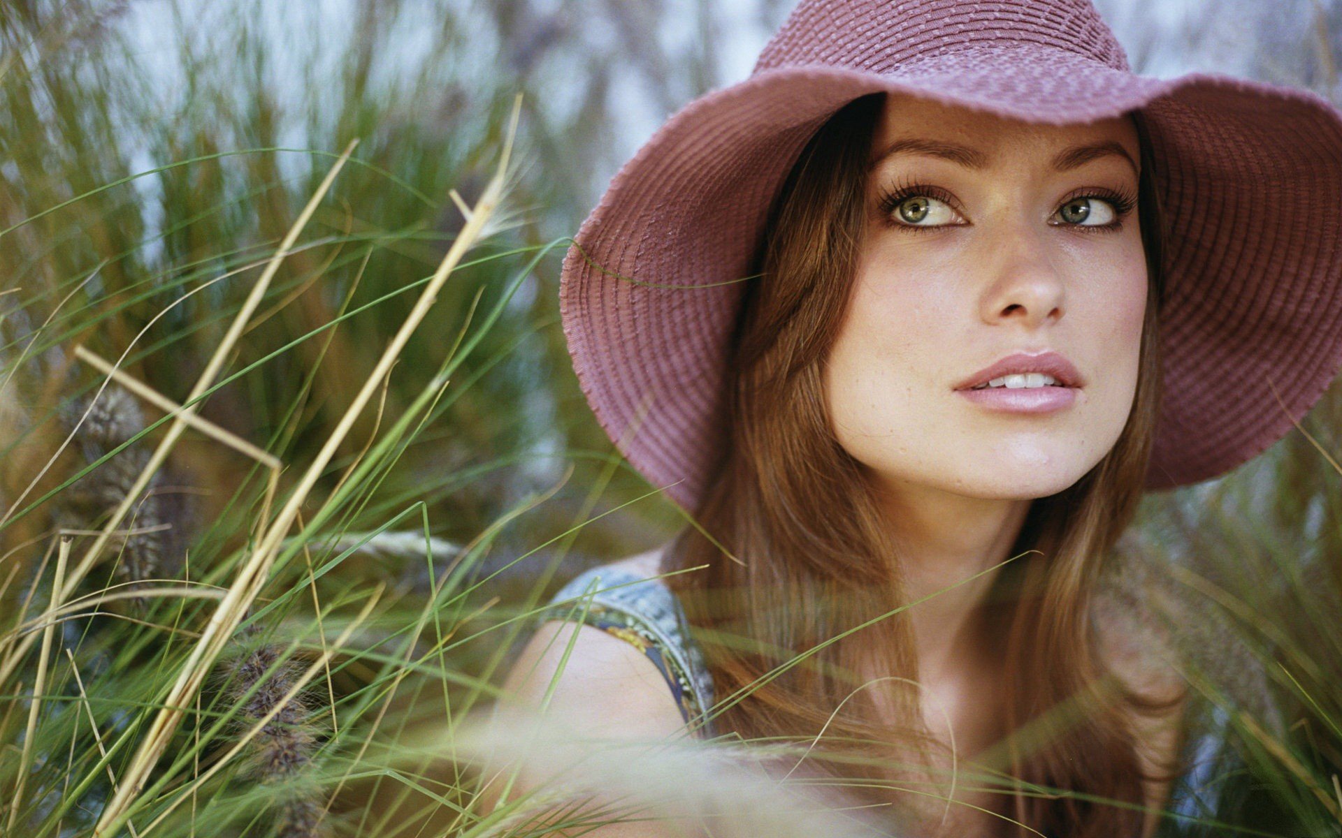 olivia wilde kapelusz trawa