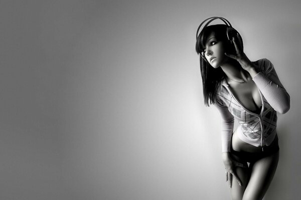 Black and white photo of a girl with headphones