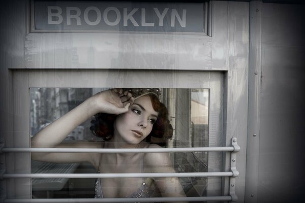 Девушка в окне уезжающего поезда