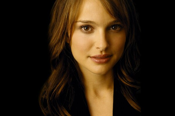 Portrait de Natalie Portman sur fond sombre