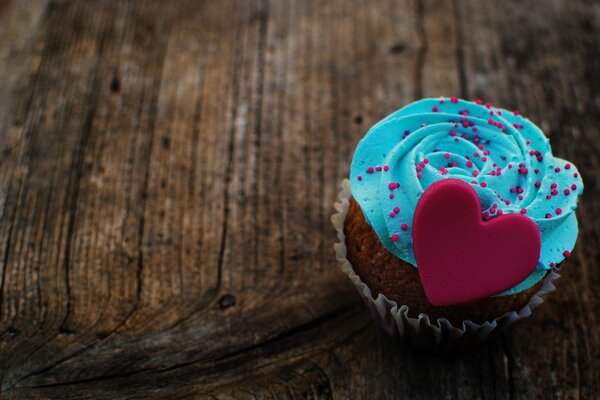 Cupcake con decoración en forma de corazón