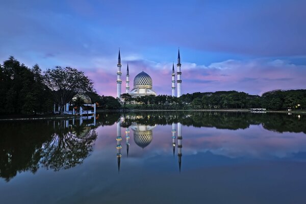 Mezquita cerca del agua en Malasia por la noche