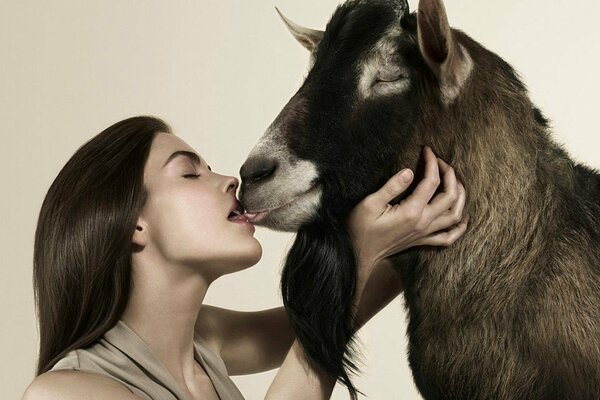 Beso chica con una cabra cachonda