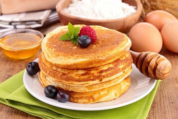 Pfannkuchen mit Beeren Quark , auf dem Tisch