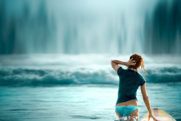 Ragazza surfista conquista le onde